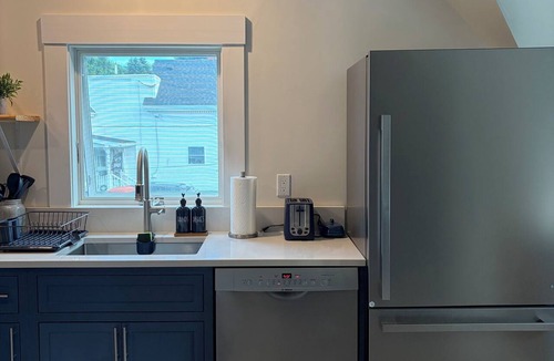 Rockland Condo | Beautiful well appointed upstairs condo in old Victorian