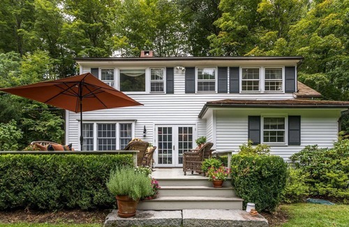 Lakeside House | Beautifully Appointed Riverfront Cottage Close to Bantam and Washington