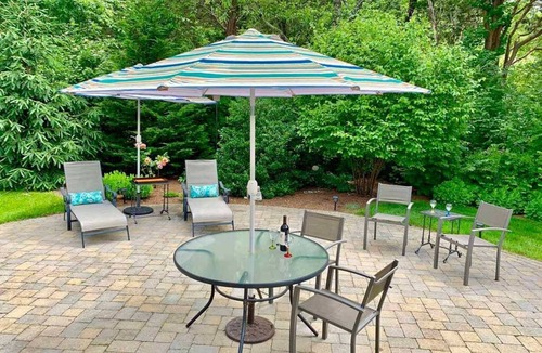 Orleans House | Beautifully Decorated 3BR Cape - Less than .5 miles to Beach! (1945)