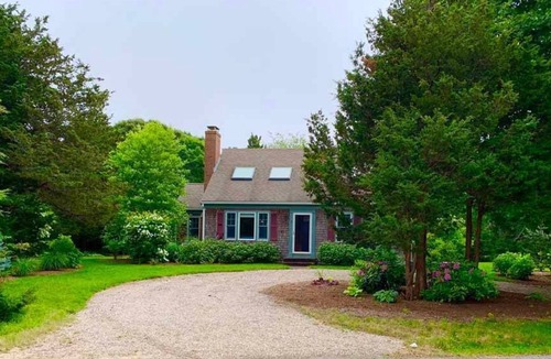 Orleans House | Beautifully Decorated 3BR Cape - Less than .5 miles to Beach! (1945)