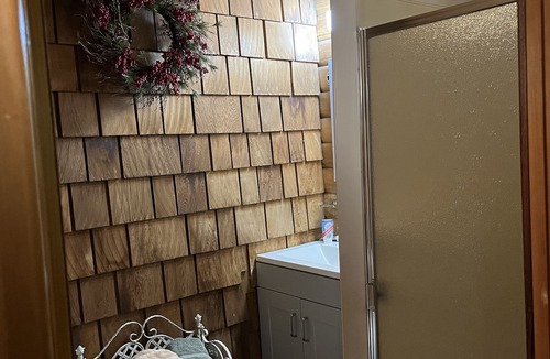 West Dover Cabin | Beautifully decorated large private log home 10 minutes from the mountain.