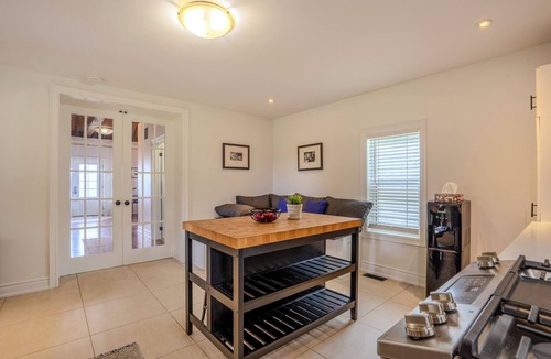 Vaughan House | Beautifully Fully Furnished 2 Bed 1 Bath Bungalow - on 2.5 Acres
