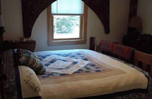 West Tisbury Ski Chalet | Beautifully handcrafted arts and craft style carriage house chalet