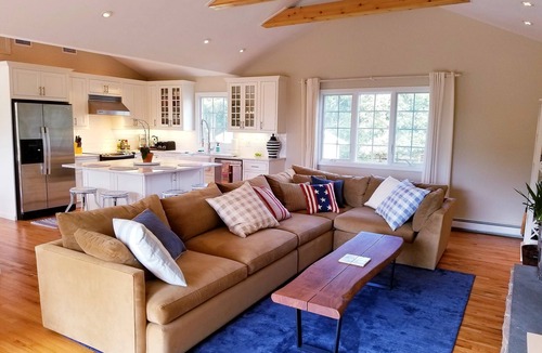 North Sea House | Beautifully Maintained, Private & Spacious Southampton Retreat, Sleeps 15