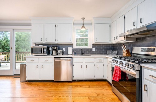 East Dennis House | Beautifully renovated 5br3ba 2 living room walk to bars restaurant and beach