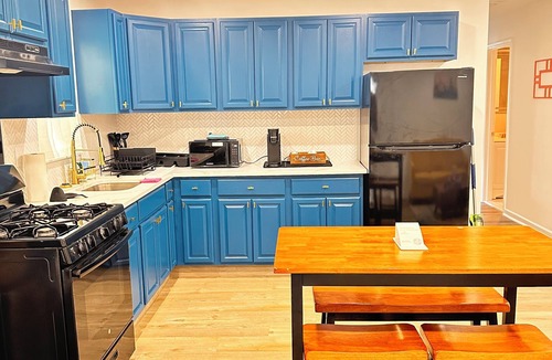 Newark Apartment | Behind the Blue Door- 2BR Near EWR 20 Min to NYC, Free Parking, Self Check-in