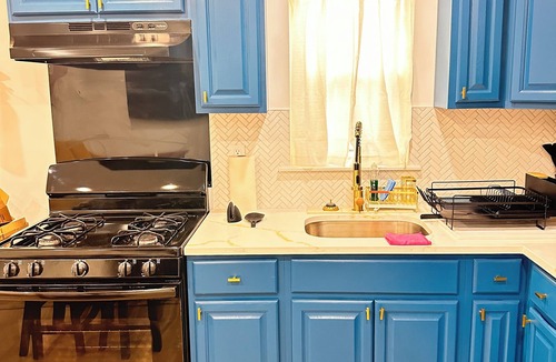 Newark Apartment | Behind the Blue Door- 2BR Near EWR 20 Min to NYC, Free Parking, Self Check-in