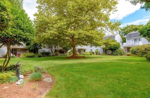 Bellevue Avenue Historic District Condo | Bellevue Ave, Steps to Everything! With Pool and Tennis