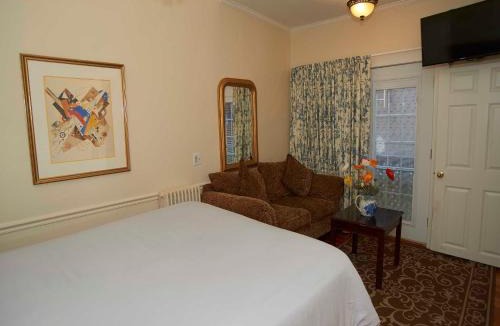 Top of the Hill Bed & Breakfast | Bellevue House