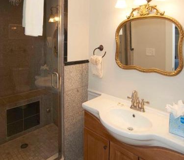 Top of the Hill Bed & Breakfast | Bellevue Manor
