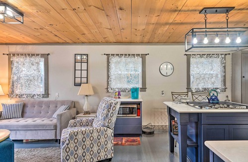Bemus Point Apartment | Bemus Point Vintage Suite w/Soaking Tub & Kitchen