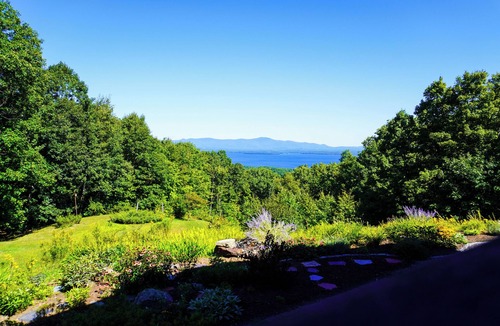 Gilford House | Bergli · Luxury Chalet overlooking Gunstock Mt & Lake Winnipesaukee
