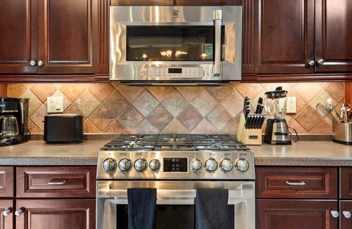 Lanesborough House | Berkshire 6BR Estate Pool, Hot Tub, Game Room