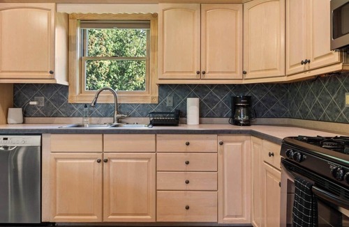 Lanesborough House | Berkshire 6BR Estate Pool, Hot Tub, Game Room