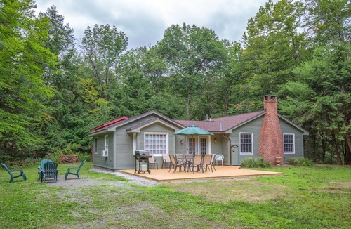Tolland House | Berkshires Retreat & Respite ⭐️ Walk to the water. Peaceful, renovated property.