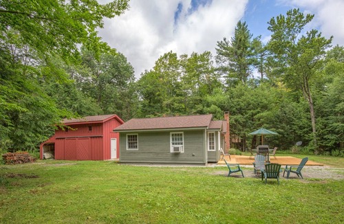 Tolland House | Berkshires Retreat & Respite ⭐️ Walk to the water. Peaceful, renovated property.