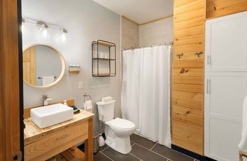 Hinesburg Hotel | Berry Sunrise - private room in a Cozy boutique hotel in Hinesburg, Vermont.