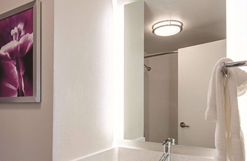 Portland House | Best Place to Unwin! 4 Pet-friendly Hotel Units, Free Breakfast, Free Parking