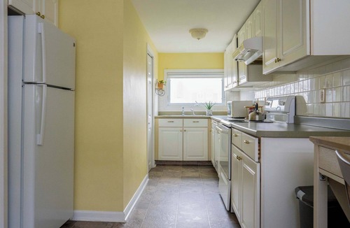 Easton's Point House | Between Beaches Summa