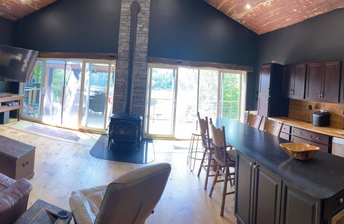 Golden Valley Cottage | Black Timber Lakehouse ~ Luxury Rustic Cottage on Beautiful Jack's Lake