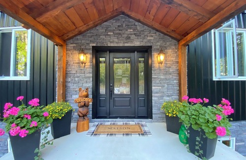 Golden Valley Cottage | Black Timber Lakehouse ~ Luxury Rustic Cottage on Beautiful Jack's Lake