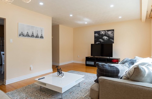 Markland Wood House | Bloor Paradise - 4 bed/2 bath + Parking & Wi-fi