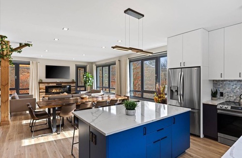 Scotrun House | Blue Pond modern home with Indoor Pool/Firepit/Volleyball/Pond by Water Park
