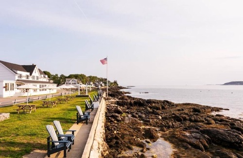 Ocean Point Hotel | Bluebird Ocean Point Inn | Oceanfront Deluxe King w/Porch | Private Beach