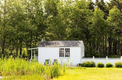 Ocean Point Hotel | Bluebird Ocean Point Inn | Glimpse Cottage | with Seasonal Outdoor Pool