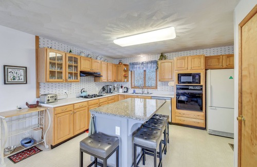 Town of Ledyard Cottage | Boat, Grill & Unwind: Lakefront Cayuga Home!