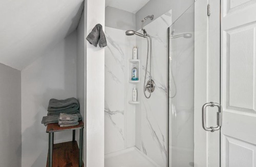 Whitefield House | Bond Modern Cozy Apt 2nd Floor