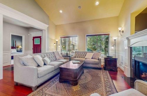 Enumclaw House | Bondgard Hideaway