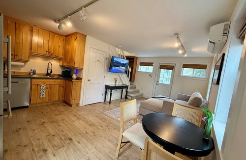 Boothbay Harbor Hotel | Boothbay Harbor Greenleaf Inn - 2 Story Owners Villa, Private Kitchen, Sky deck!