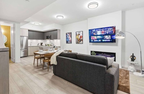 Downtown Toronto Apartment | Boutique 3BR Townhouse Sleeps 7 Free Parking