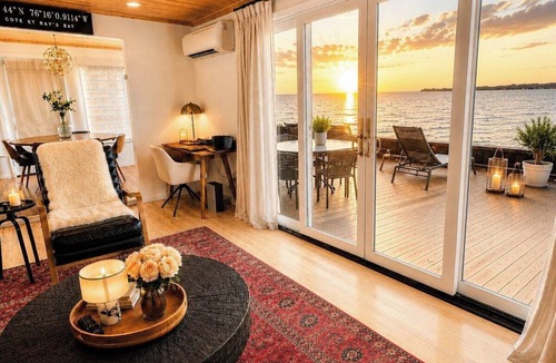 Henderson House | Boutique Lakefront Cottage, Hot Tub, Sauna