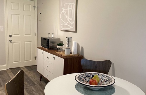 Ogunquit Condo | Brand New Condo! Sleeps 6, Full kitchen, Walk to Beach/Town, Pools, Grill, Yard