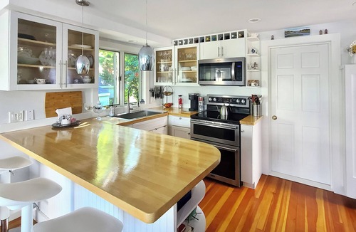 Wellfleet House | BRAND NEW LISTING! Lovely 1BD-A/C, Private Deck, Outdoor Shower, Tucked Away in Wellfleet Center