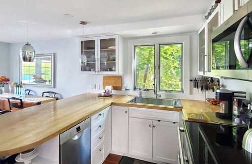 Wellfleet House | BRAND NEW LISTING! Lovely 1BD-A/C, Private Deck, Outdoor Shower, Tucked Away in Wellfleet Center