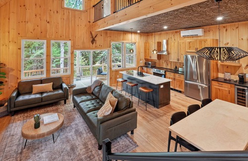 Wilmington Cabin | Brand NEW Modern VT Ski Cabin w/Vinyl Listening Loft - 10 min to Mount Snow!
