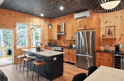 Wilmington Cabin | Brand NEW Modern VT Ski Cabin w/Vinyl Listening Loft - 10 min to Mount Snow!