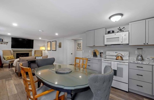 Bradford House | Breakwater Cottage 1 Bed 1 Ba, Private Pond Deck