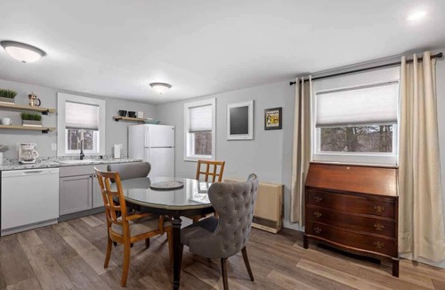 Bradford House | Breakwater Cottage 1 Bed 1 Ba, Private Pond Deck