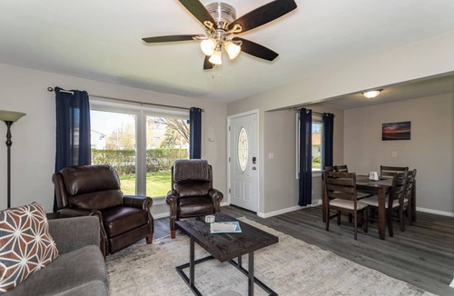 Mentor Headlands House | Breezy Paradise | Shared Beach | King Bed | Mentor
