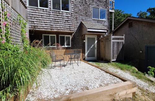 Wellfleet Apartment | Bright 1BD Apartment--Less Than A Mile to Powers Landing, Enclosed Outdoor Shower