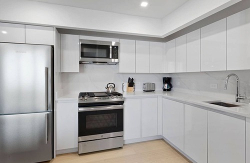 Battery Park City Condo | Bright 1BR at Rector Place with Grill/BBQ Area