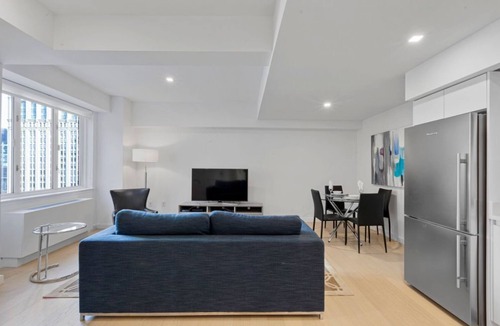 Battery Park City Condo | Bright 1BR at Rector Place with Grill/BBQ Area