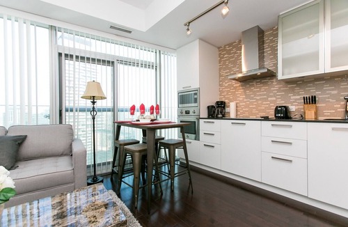 Toronto Entertainment District Condo | Bright 2 BR Condo - Jays, MTCC, CN Tower