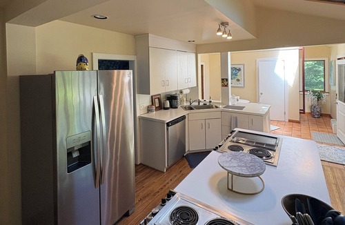 Rochester House | Bright 5-bedroom house with pool near Rochester