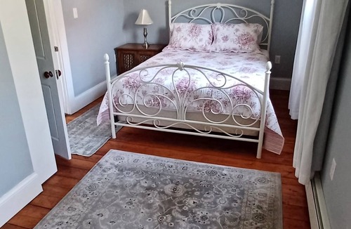 Bristol Apartment | Bright and airy two bedroom apt in downtown Bristol steps from the parade route.
