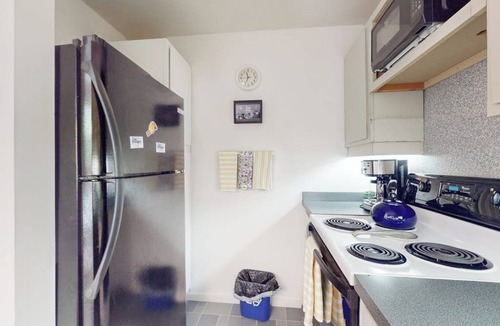 Warren Condo | Bright & cheery condo w/wifi, pools, tennis, gym, sauna, & game room